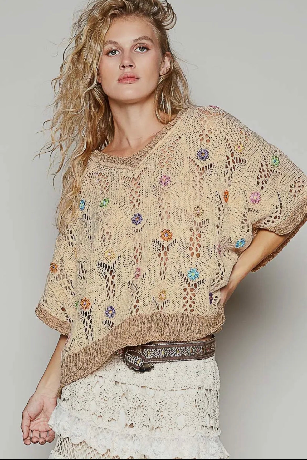 V-Neck Sleeveless Flower
Outseam Thin Sweater Top