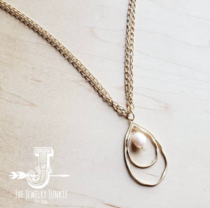 Matte gold necklace with double hoop and pearl